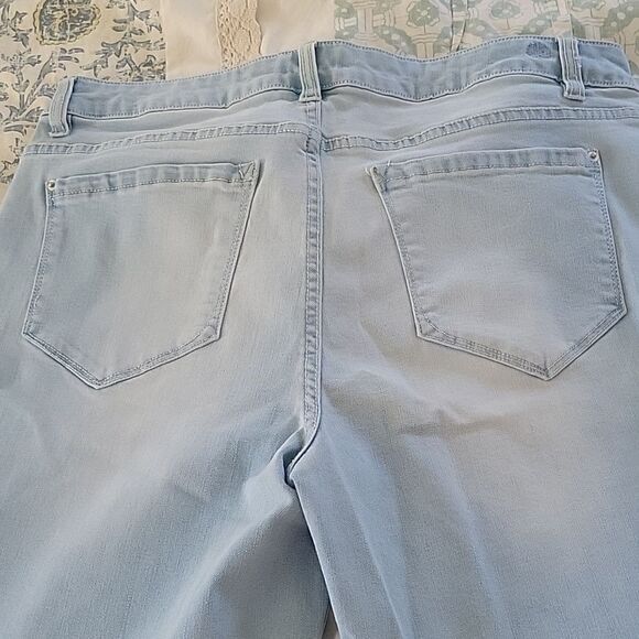 Kensie 12 washed Distressed Light Blue and faded jean shorts Longer Length - Picture 10 of 11